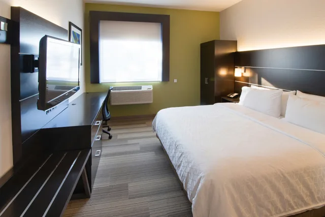 Room, King Bed, Accessible, Holiday Inn Express Hotel And Suites Worthington 1/5