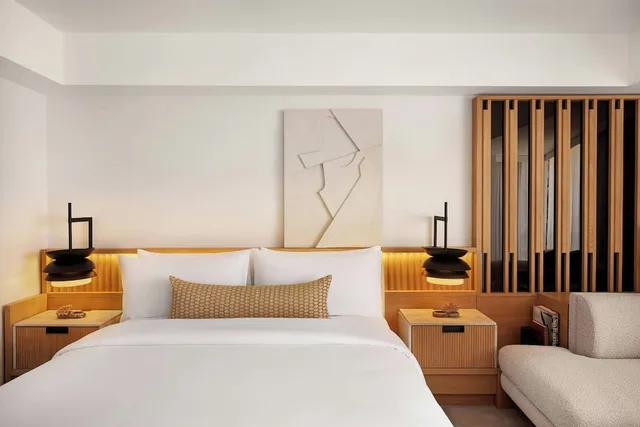 Signature, King Bed, City View, The Jay, Autograph Collection (ex Le Meridien) 2/2