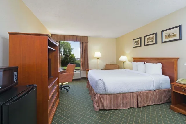 Standard, King Bed, Days Inn by Wyndham Columbus Airport 3/5