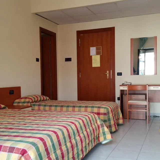 غرفة رباعية، Hotel Leon 1/8