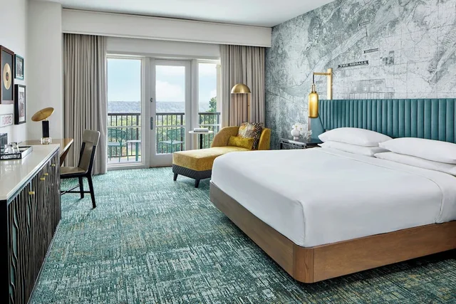 غرفة بسرير كينج بإطلالة على المسبح بشرفة، Renaissance Shoals Resort & Spa 1/6