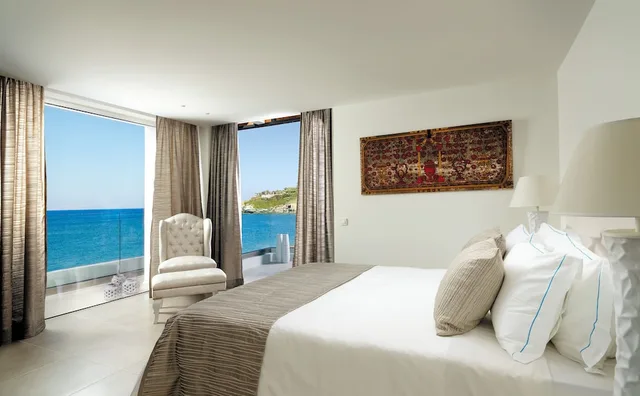 4 Bedrooms, Villa, 6 Queen Beds, Beach Front, 4 Sofa، Out of the Blue Resort 1/6