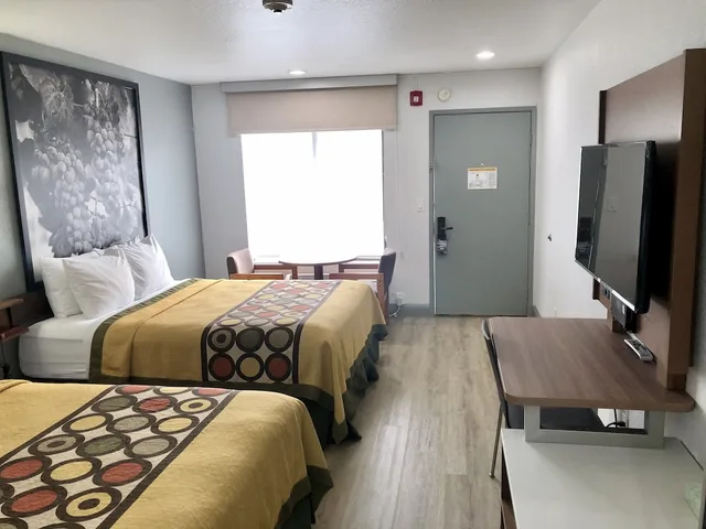 غرفة بسرير كوين وسرير فردي، Super 8 by Wyndham Fort Bragg 2/10