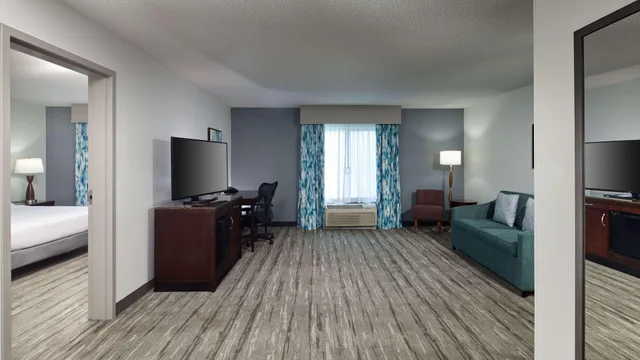 جناح بسرير كينج بغرفتين بحوض جاكوزي لذوي الإعاقة، Hilton Garden Inn Merrillville 3/4