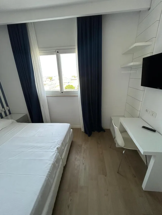 جناح، Hotel Fedora 1/6