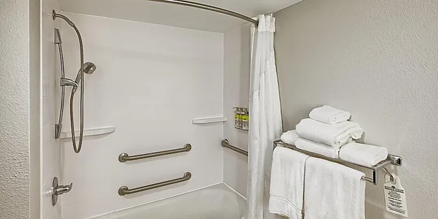 غرفة قياسية بسرير كينج، Holiday Inn Express Hotel Suites Raleigh North Wake Forest 10/10