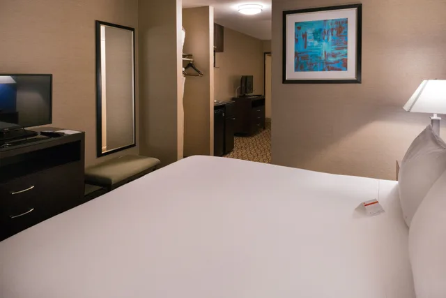 جناح بسرير كينج بحوض جاكوزي، Holiday Inn Express Hotel Suites Pasadena Colorado Boulevard 2/3