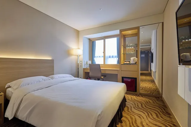 غرفة ملكية بسريرين مزدوجين بحوض استحمام، The Summit Hotel Seoul 4/7