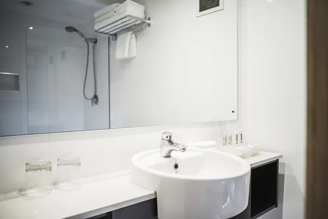 جناح بسرير كينج بإطلالة على المسبح بشرفة، Holiday Inn Port Moresby 5/7