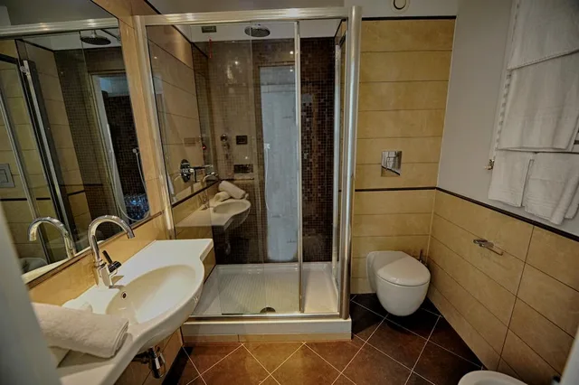 غرفة كلاسيكية ثلاثية، Hotel Viareggio 2/2