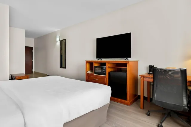 جناح بسرير كينج مع أريكة، Quality Inn & Suites McAlester on Hwy 69 5/8