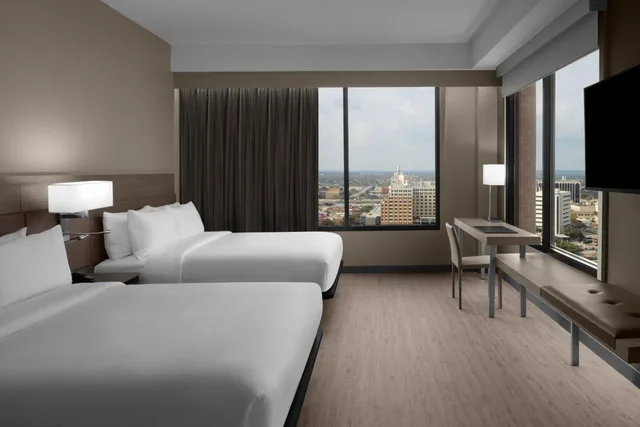 غرفة بسرير كوين بإطلالة على المدينة، AC Hotel by Marriott San Antonio Riverwalk 3/9