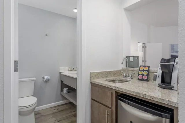 Suite, King Bed, Coastline View، Perdido Beach Resort 1/2