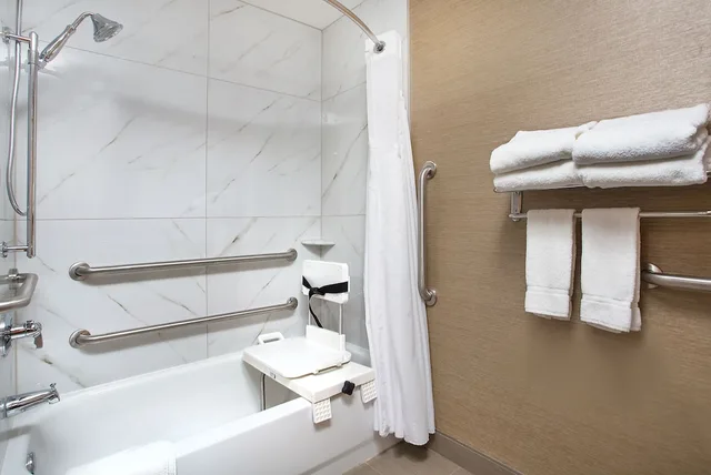 جناح بسرير كينج لذوي الإعاقة، Holiday Inn Express Berea 2/2
