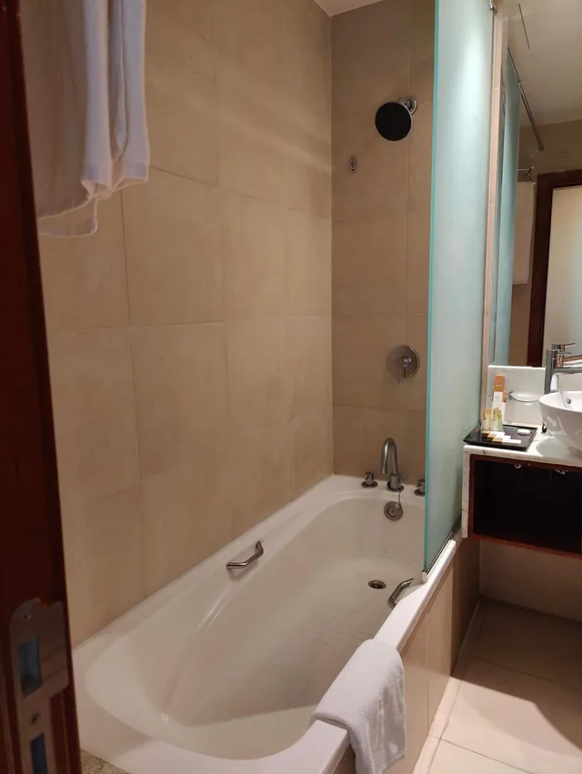 غرفة ديلوكس بسرير كينج، Montreal Barsha Hotel 7/9