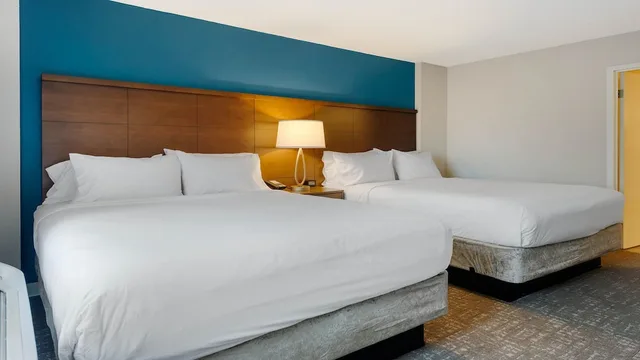 جناح بسرير كينج وسريرين كوين بغرفتي نوم مع أريكة بمطبخ، Staybridge Suites Hotel Calgary Airport 1/10