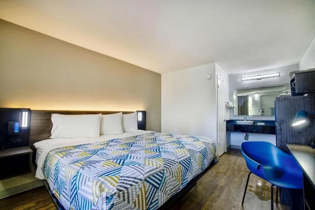 جناح ديلوكس بسرير كينج بجاكوزي للمدخنين، Motel6 Jackson, MS - Southwest 4/9