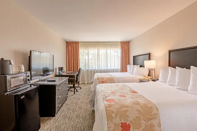 غرفة بسريرين مزدوجين بحوض استحمام لذوي الإعاقة، Craigshire Suites - Arlington 3/4