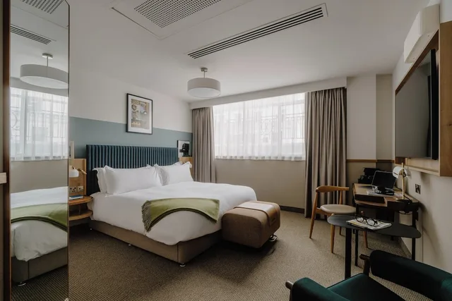 1 Bedroom, Suite, Queen Bed, Kitchenette, Club Quarters Hotel London City 1/9