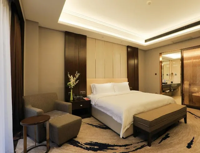 جناح ديلوكس بسرير كينج مع أريكة، Ramada by Wyndham Huizhou South 1/3