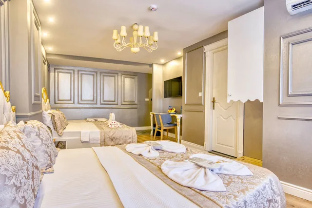 Family, 1 Single and 2 Queen Beds، Sirkeci Ersu Hotel 7/10