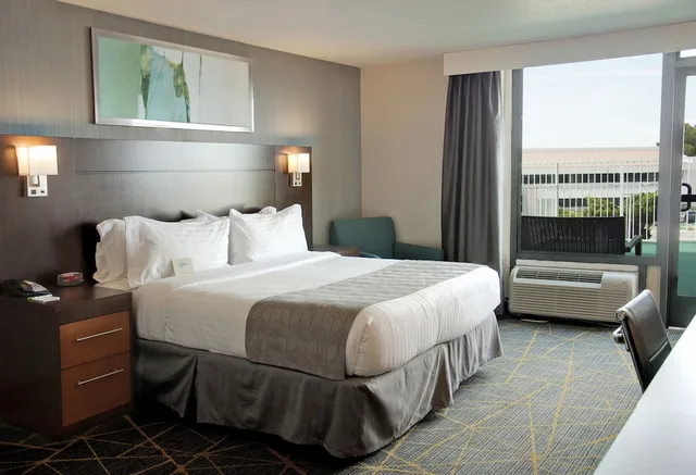 غرفة قياسية بسرير كينج لذوي الإعاقة، HOLIDAY INN VICTORVILLE 2/3