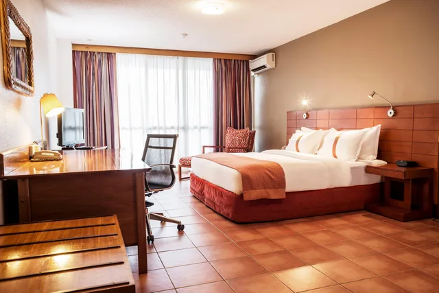 غرفة بريميوم بسرير كينج، Holiday Inn Port Moresby 1/2