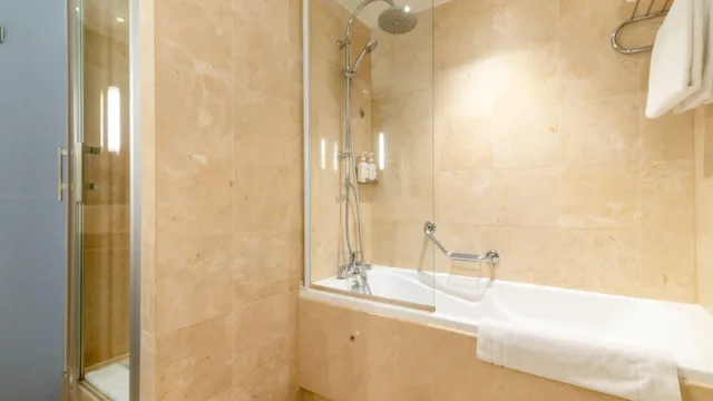 جناح بسرير كينج بإطلالة على البحر، HOLIDAY INN RESORT NICE - PORT SAINT LAURENT 6/7