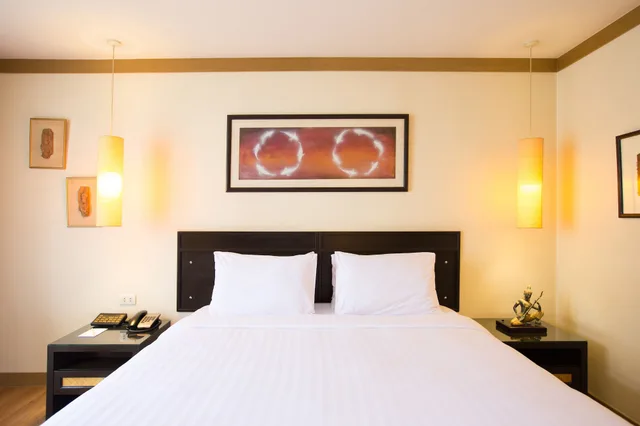 Deluxe, Queen Bed, The Tarntawan Hotel Surawong Bangkok 1/10