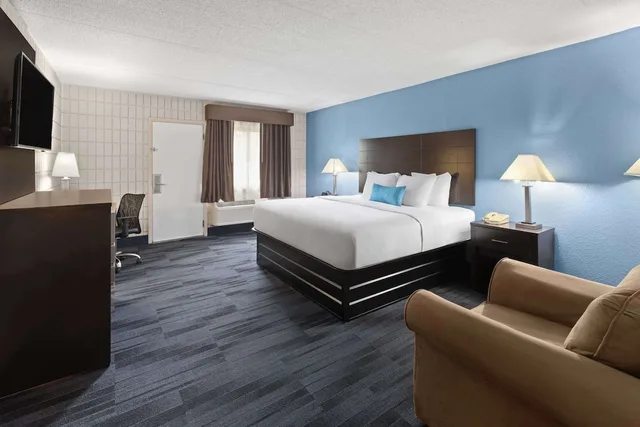 Room, King Bed, Pool Side، Baymont Inn and Suites by Wyndham Farmington, MO 1/3