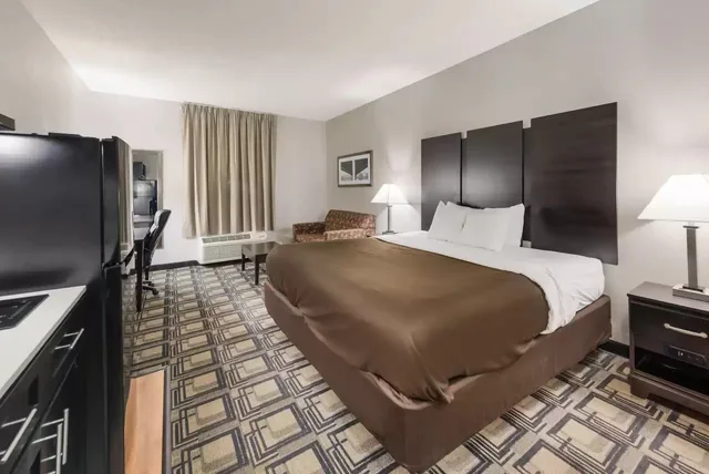Efficiency, King Bed, Smoking، Suburban Studios Mason Hwy 42 1/5