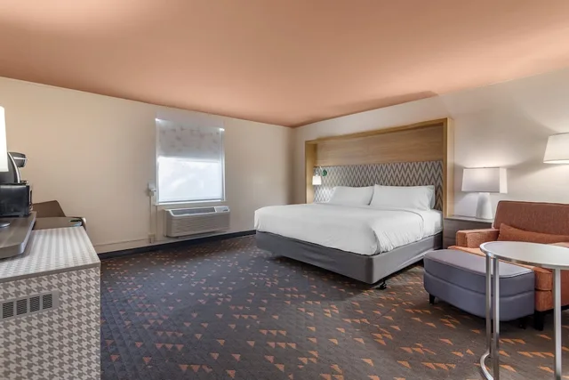 Standard, King Bed, Accessible, Holiday Inn Bangor 3/10
