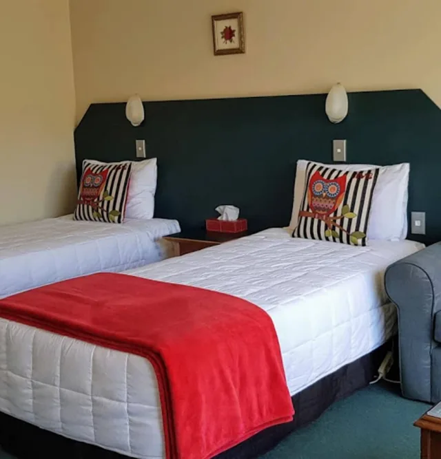 استوديو بسرير كينج وسرير فردي مفردة بسريرين منفصلين، Aspen Lodge Motel 2/10
