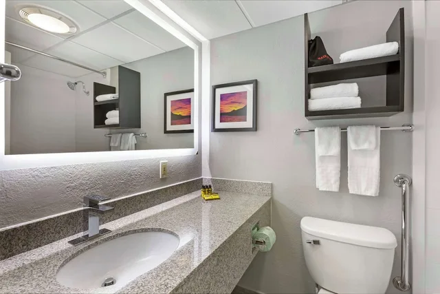 غرفة قياسية ركنية بسرير كينج بمطبخ صغير، Best Western Plus Sun Canyon 10/10