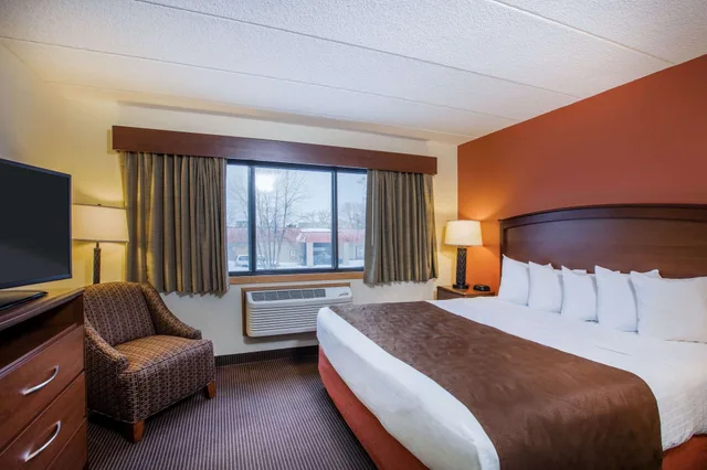 جناح بسرير كينج بغرفة نوم واحدة مع أريكة، AmericInn by Wyndham Grand Forks 1/3