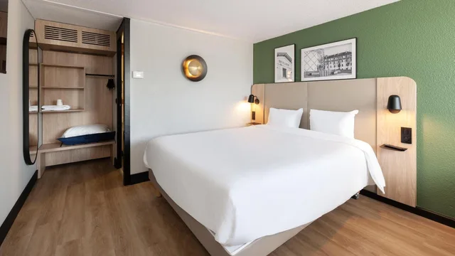 غرفة قياسية بسرير كوين، CAMPANILE EPONE 9/10