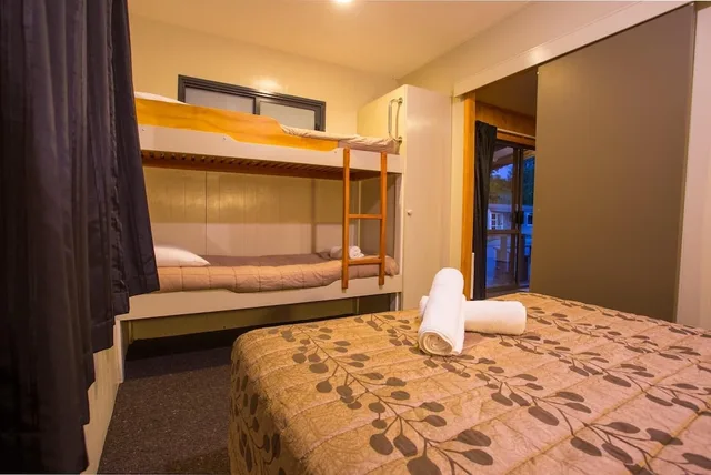 كابينة اقتصادية بسريرين مزدوجين وأسرّة بطابقين بغرفتي نوم، Fox Glacier Motel Holiday Park 3/5