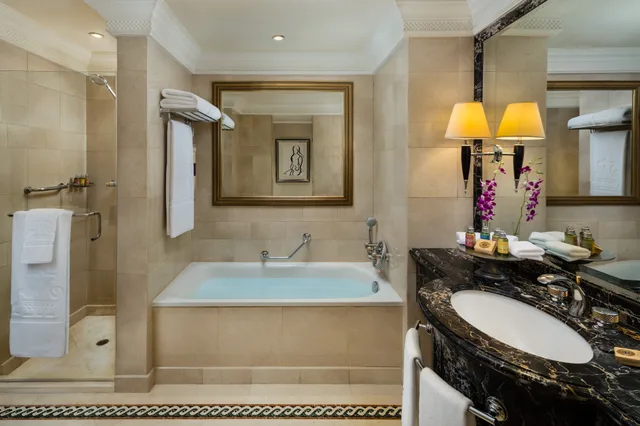 جناح بسرير كينج بإطلالة على المسبح للمدخنين، Intercontinental Phoenicia Beirut 2/2