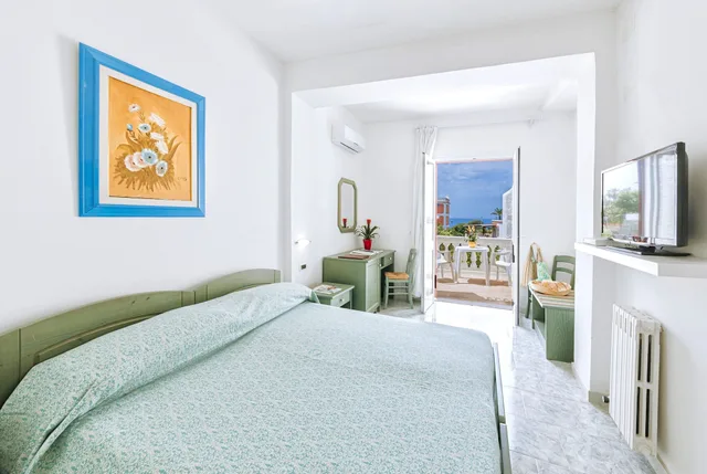 غرفة بسرير مزدوج أو سريرين منفصلين بإطلالة على البحر، Hotel Galidon Terme Ischia Village 1/2