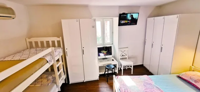 شقة بسريرين منفصلين وأسرّة بطابقين بغرفة نوم واحدة بحمام خاص، Croparadise Hostel 3/5