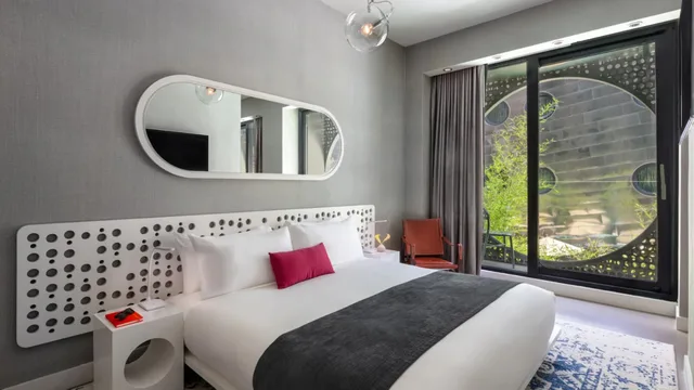 غرفة بسرير كينج بإطلالة على المسبح لذوي الإعاقة، Dream Downtown 1/3