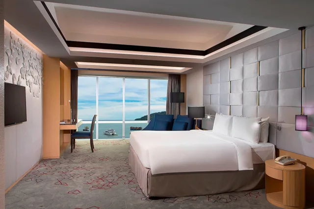 غرفة بسريرين منفصلين بإطلالة على البحر، LE MERIDIEN KOTA KINABALU 4/7