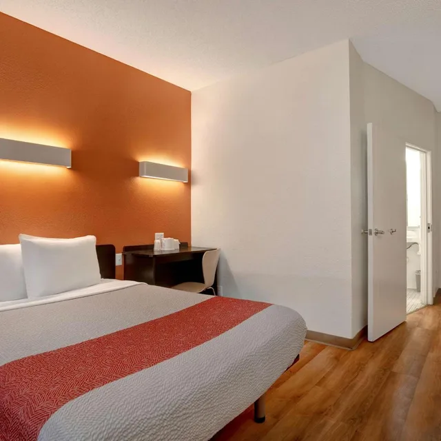 1 Queen Bed ADA/RI Shower، Motel6 Gilroy, CA 1/10