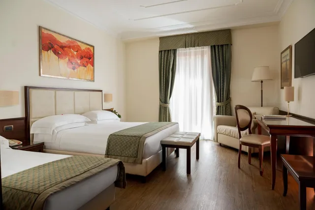 غرفة ثلاثية بسرير كوين مع أريكة، Hotel Athena Siena 4/10