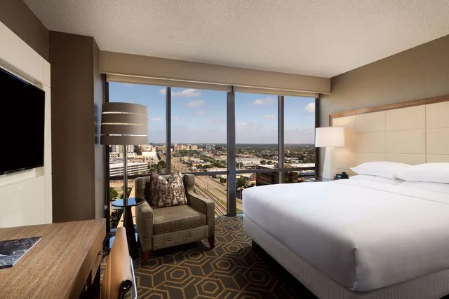 غرفة بسرير كوين بحوض استحمام لذوي الإعاقة، DoubleTree by Hilton Hotel Dallas - Campbell Centre 1/3