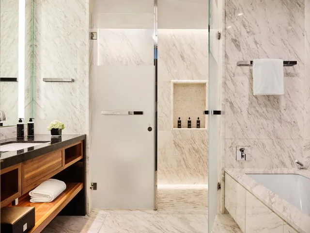 غرفة غراند بريميير بسرير كينج بشرفة، Four Seasons Hotel Madrid 2/2