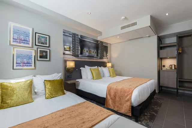 Comfort, 1 Double and 1 Single Bed, Partial View، Leonardo Hotel Amsterdam Museum Quarter 4/13