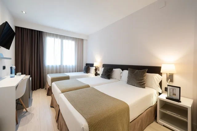 غرفة ثلاثية بسرير مزدوج وسرير فردي، Catalonia Albeniz Hotel 4/7