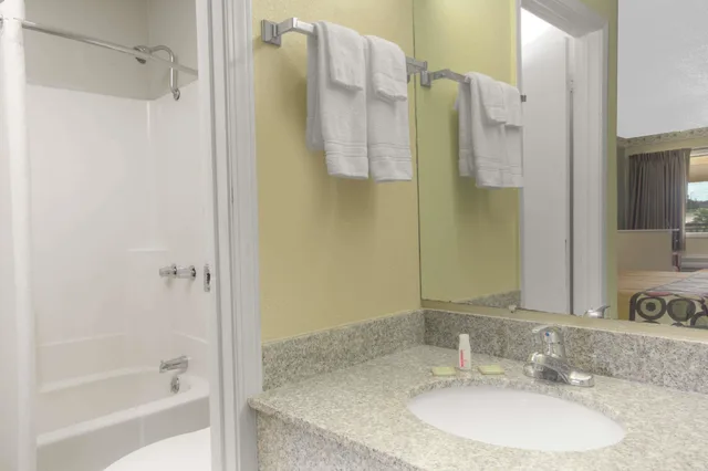Studio, Suite, King Bed, Super 8 By Wyndham Shreveport 5/6