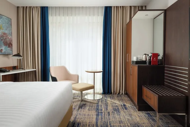 غرفة سوبيريور بسرير كينج بشرفة، Courtyard by Marriott Tashkent 3/6